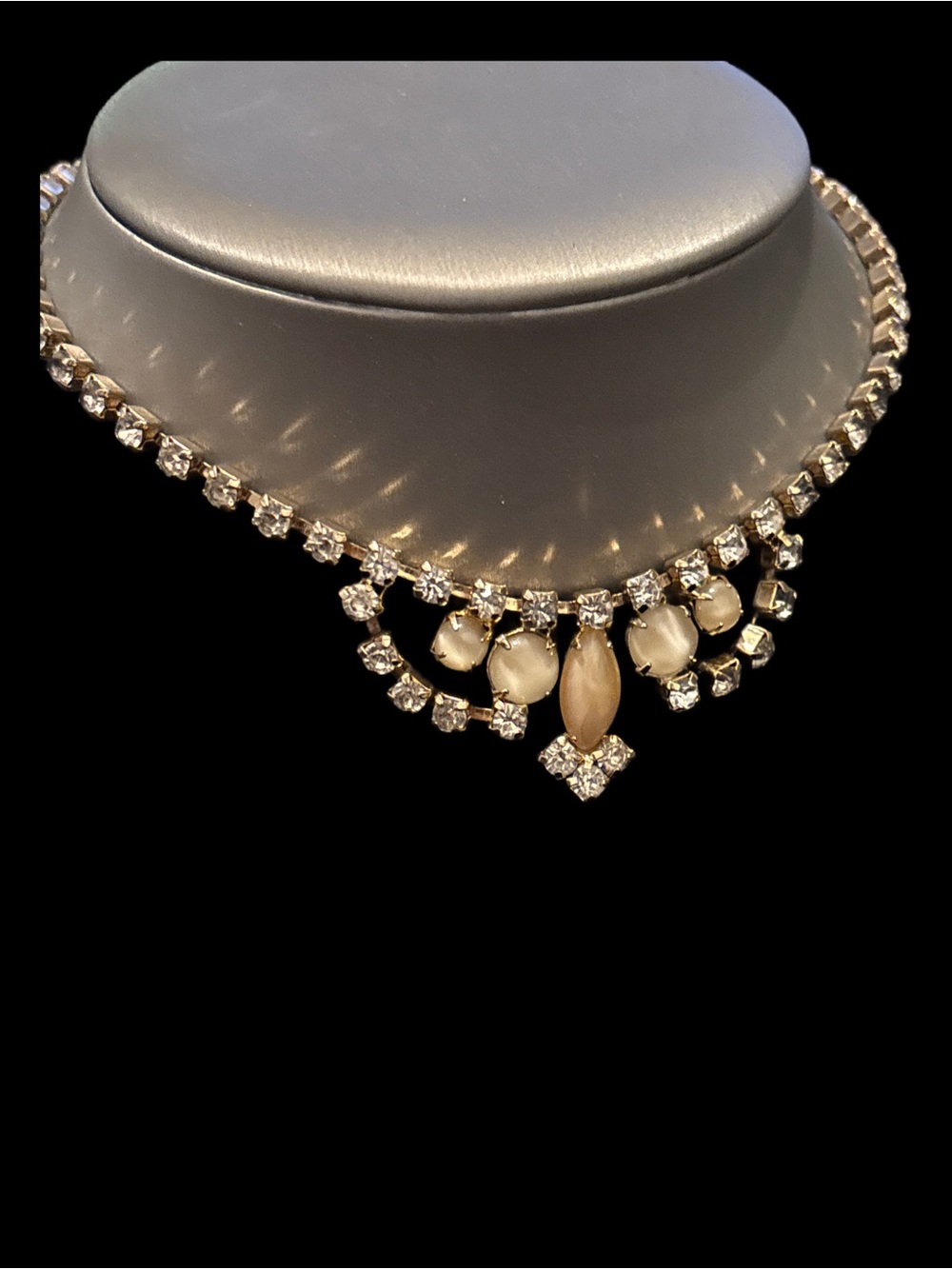 Vintage LISNER Crystal and Pearl Necklace - Ivory and Gold Tones - Picture 4 of 15